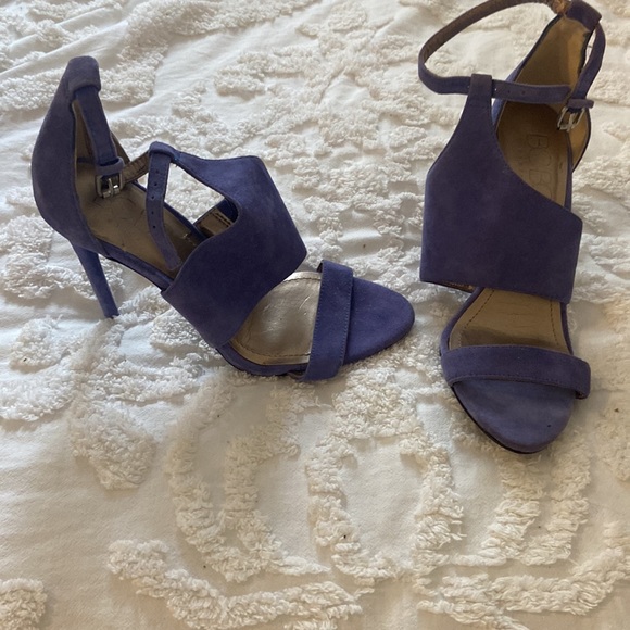 Blue suede BCBG heels - Picture 2 of 2
